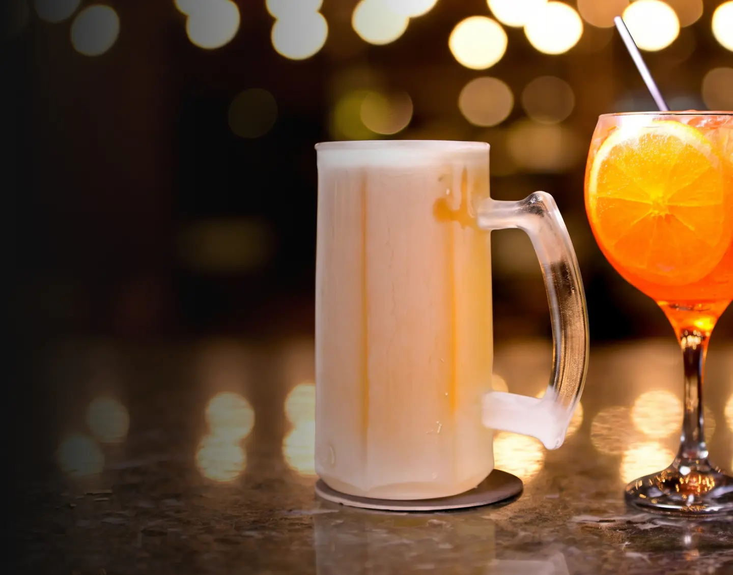 Chopp e drink servidos no bar durante o happy hour da Steak Ranch Paranavaí