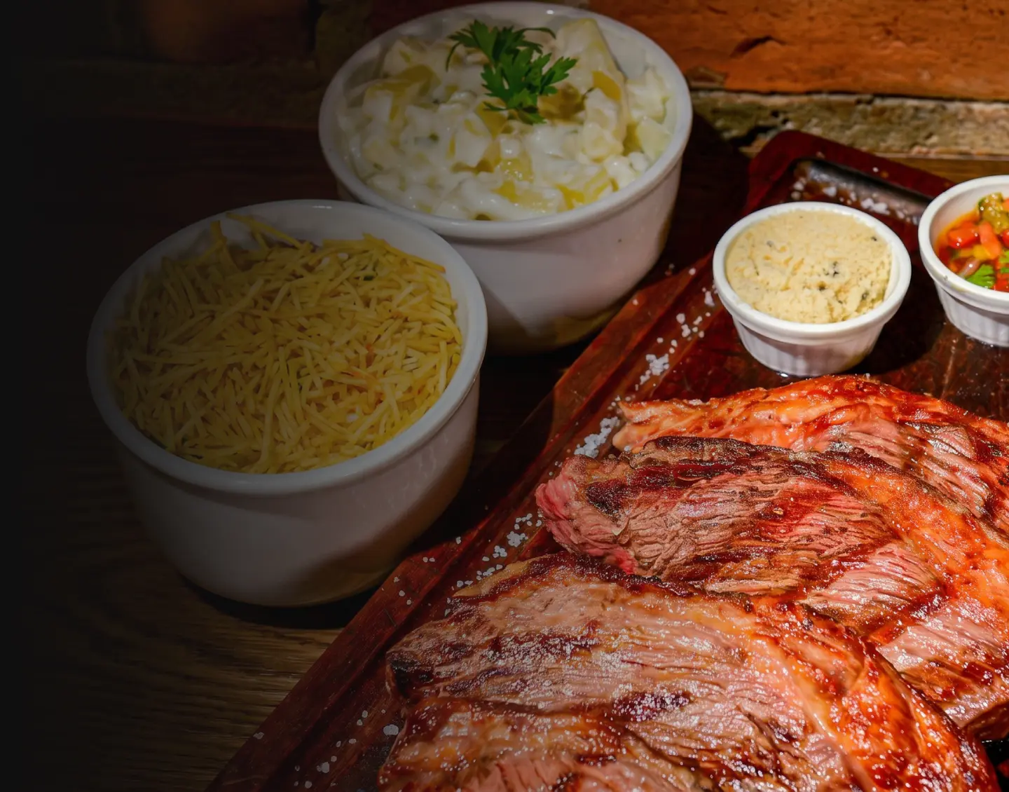 Carne com molhos e acompanhamentos servidos no cardápio da Steak Ranch Paranavaí