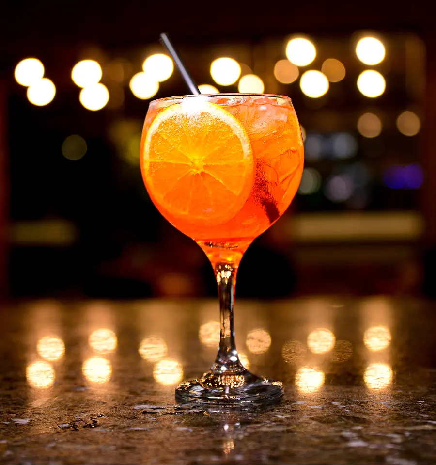 Drink servido em taça no bar da Steak Ranch Paranavaí, cardápio de bebidas