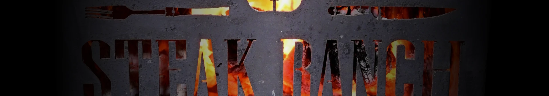 Letreiro vazado Steak Ranch em chapa metálica iluminado pelas brasas da churrasqueira