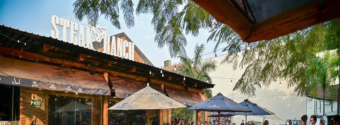 Fachada da Steak Ranch Nova Esperança com área externa e ambiente aconchegante